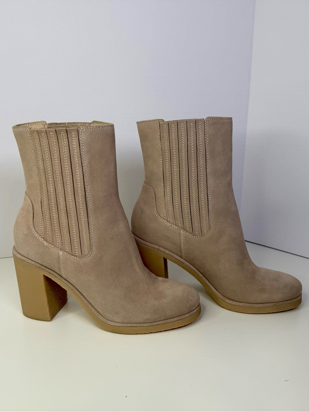 Dolce Vita Caster H2O Waterproof Booties Lug Sole Suede Chelsea Boots Size 10
